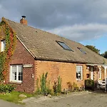 Smittshoern 3 - Nordsee Fuer Gruppen Und Familien Mit Eingezaeunten Garten * Wittmund